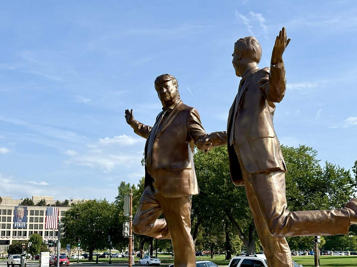 Statue face au Capitole montrant Trump avec Epstein.  	Joe Flood from Washington, DC, USA via Wikimedia
