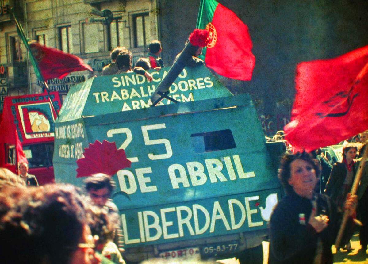 Manifestation du 25 avril 1983 dans la ville de Porto, 1983 (numérisée en 2009), photographie personnelle par Henrique José Teixeira Matos via Wikimedia