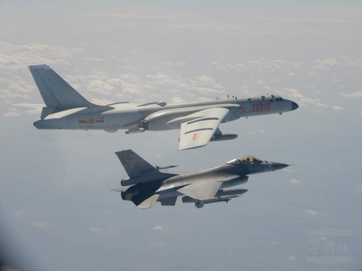 Un avion de chasse taïwanais F-16 vole à côté d’un bombardier chinois H-6 (en haut) dans l’ADIZ de Taiwan. Via Wikimédia