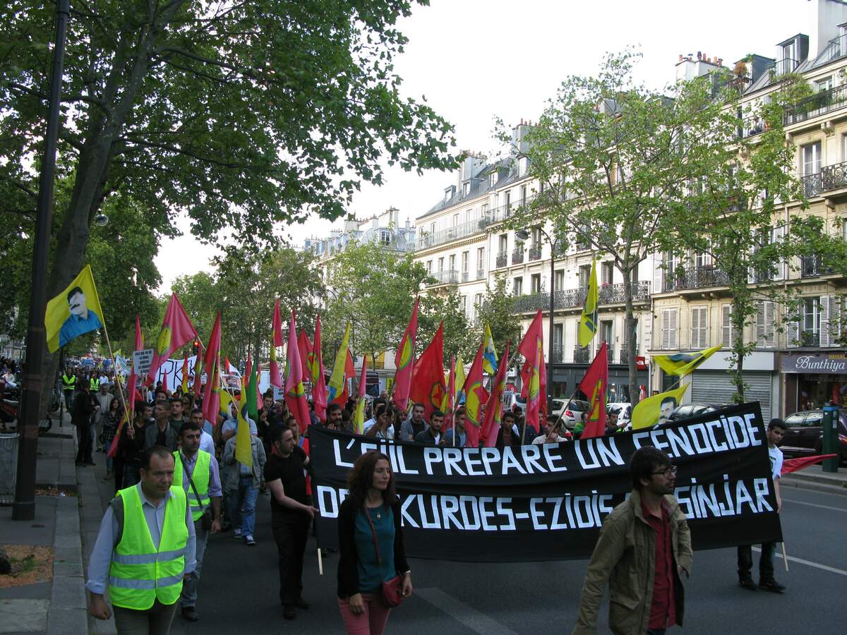 Août 2014. Manifestation à Paris contre la persécution des Kurdes et des Yézidis. Par Jiel Beaumadier   Travail personnel, CC BY-SA 4.0, https://commons.wikimedia.org/w/index.php?curid=35779398