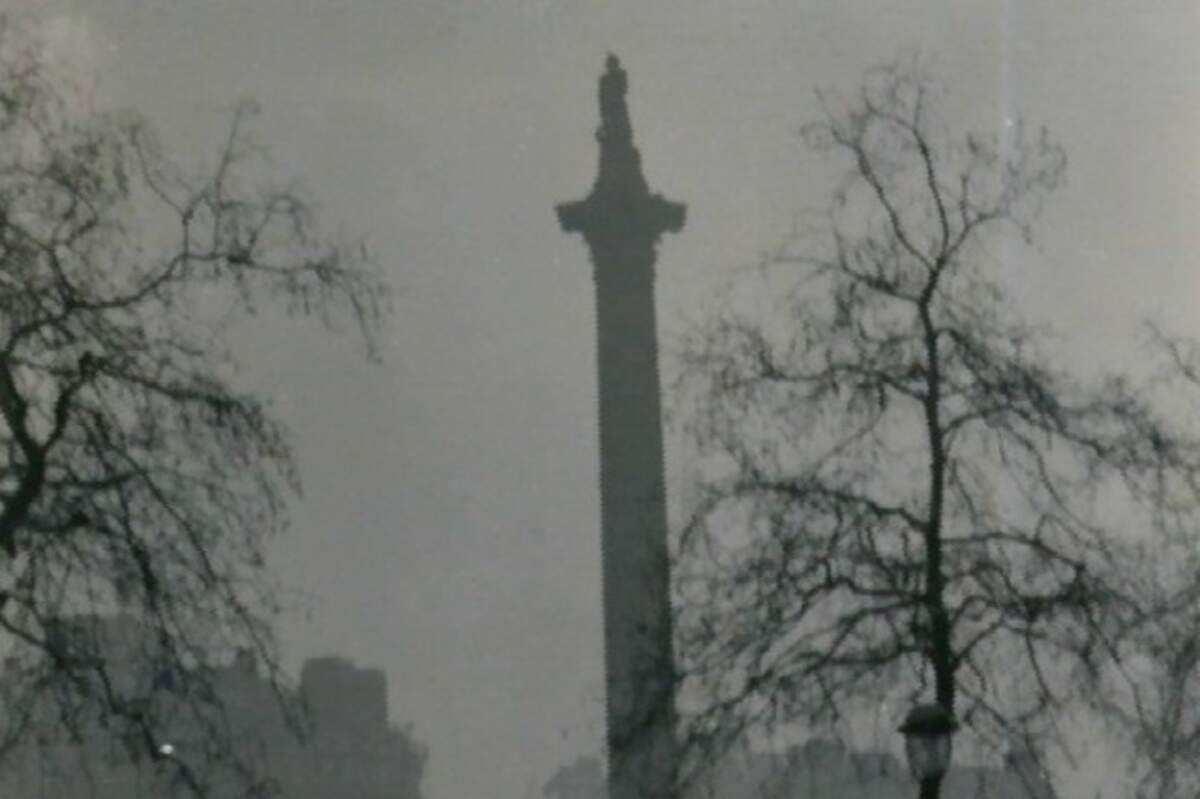 La colonne Nelson durant le grand smog de Londres de 1952. Par N T Stobbs, CC BY-SA 2.0, https://commons.wikimedia.org/w/index.php?curid=4094275