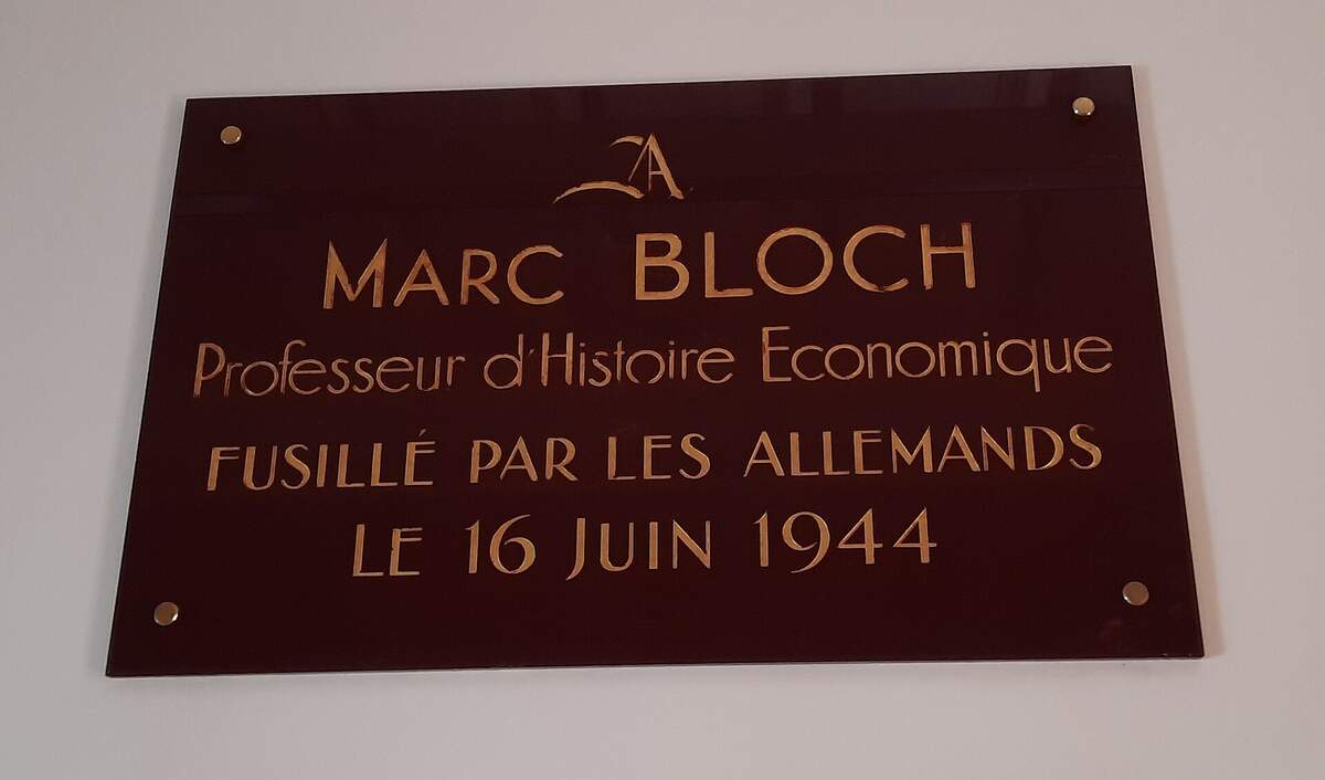 Plaque de la salle Marc Bloch de la Sorbonne. Imabetheone via Wikimedia