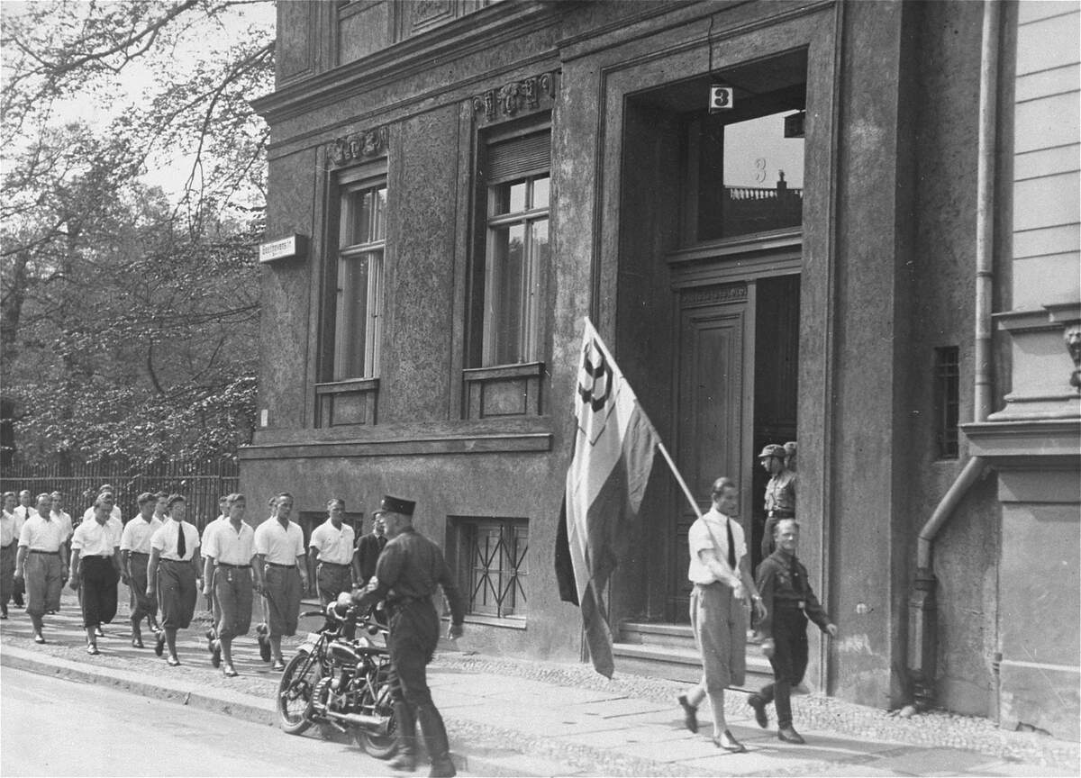 Parade des étudiants nazis en mai 1933. Par Auteur inconnu   United States Holocaust Memorial Museum, Photographie #01625 http://digitalassets.ushmm.org/photoarchives/detail.aspx?id=26346, Domaine public, https://commons.wikimedia.org/w/index.php?curid=692090