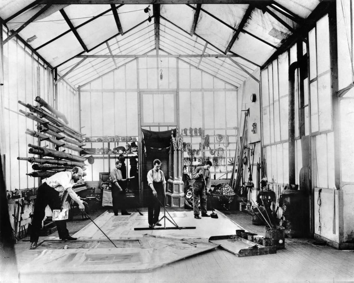 Georges Méliès dans son studio de production « Star Film » à Montreuil. Domaine public