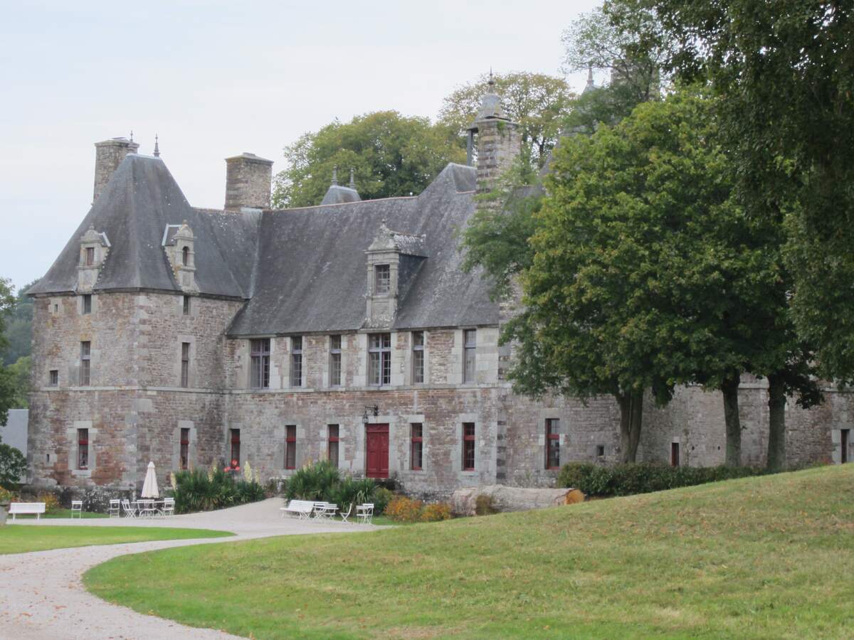 Château de Cerisy-la-Salle. Par Xfigpower   Travail personnel, CC BY-SA 3.0, https://commons.wikimedia.org/w/index.php?curid=21578438