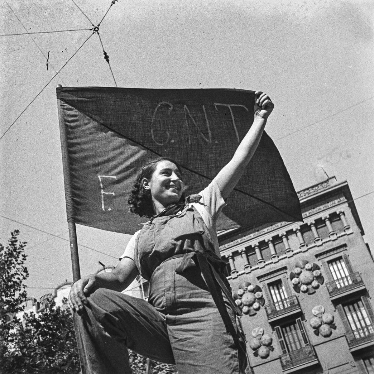 Ana Garbín Alonso, militante anarchiste, debout sur une barricade © wikimedia commons