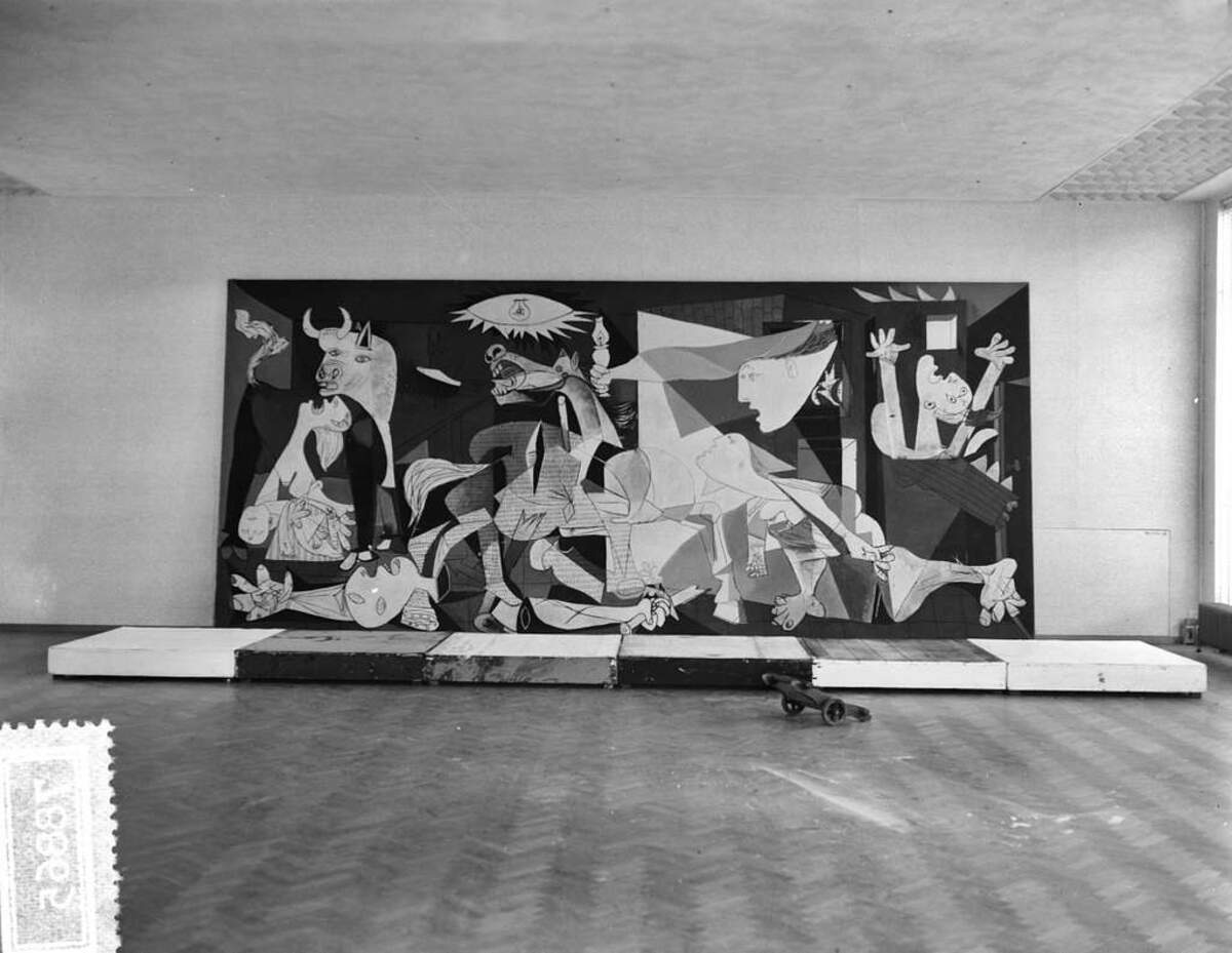 Exposition du tableau « Guernica » de Picasso au Stedelijk Museum en 1956 © public domaine