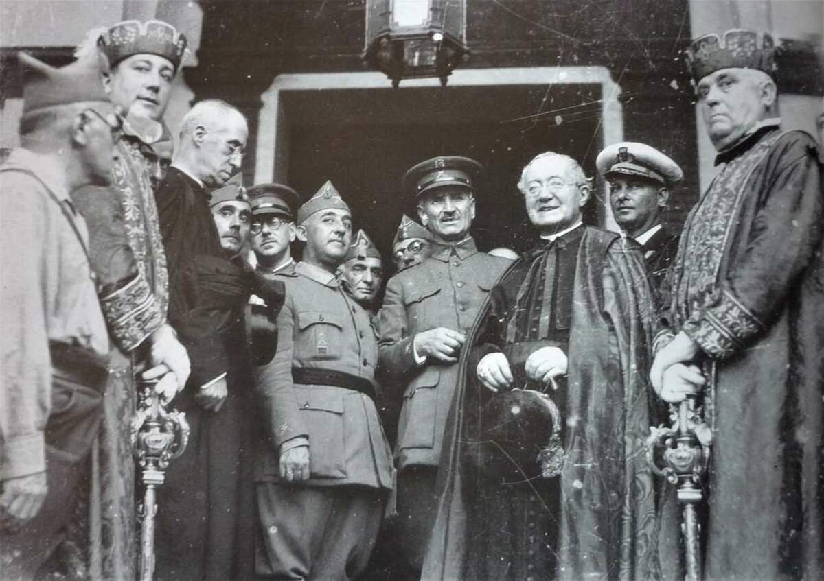 Francisco Franco, Gonzalo Queipo de Llano et le cardinal Eustaquio Ilundáin y Esteban en 1937 © public domain
