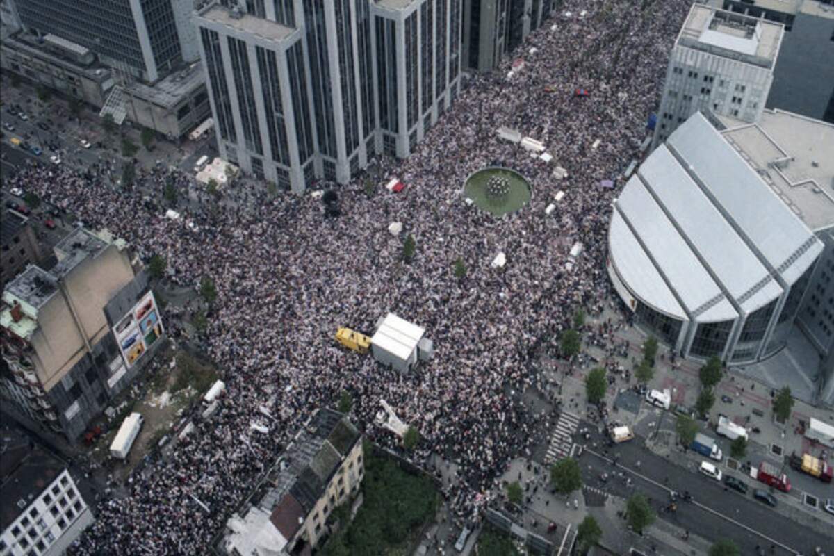 La manifestation belge du 20 octobre 1996 est historiquement connue sous le nom de Marche blanche. Ce rassemblement citoyen massif et pacifique a réuni entre 300 000 et 350 000 personnes dans les rues de Bruxelles, devenant l’une des plus grandes manifestations de l’histoire de la Belgique. Photo DR