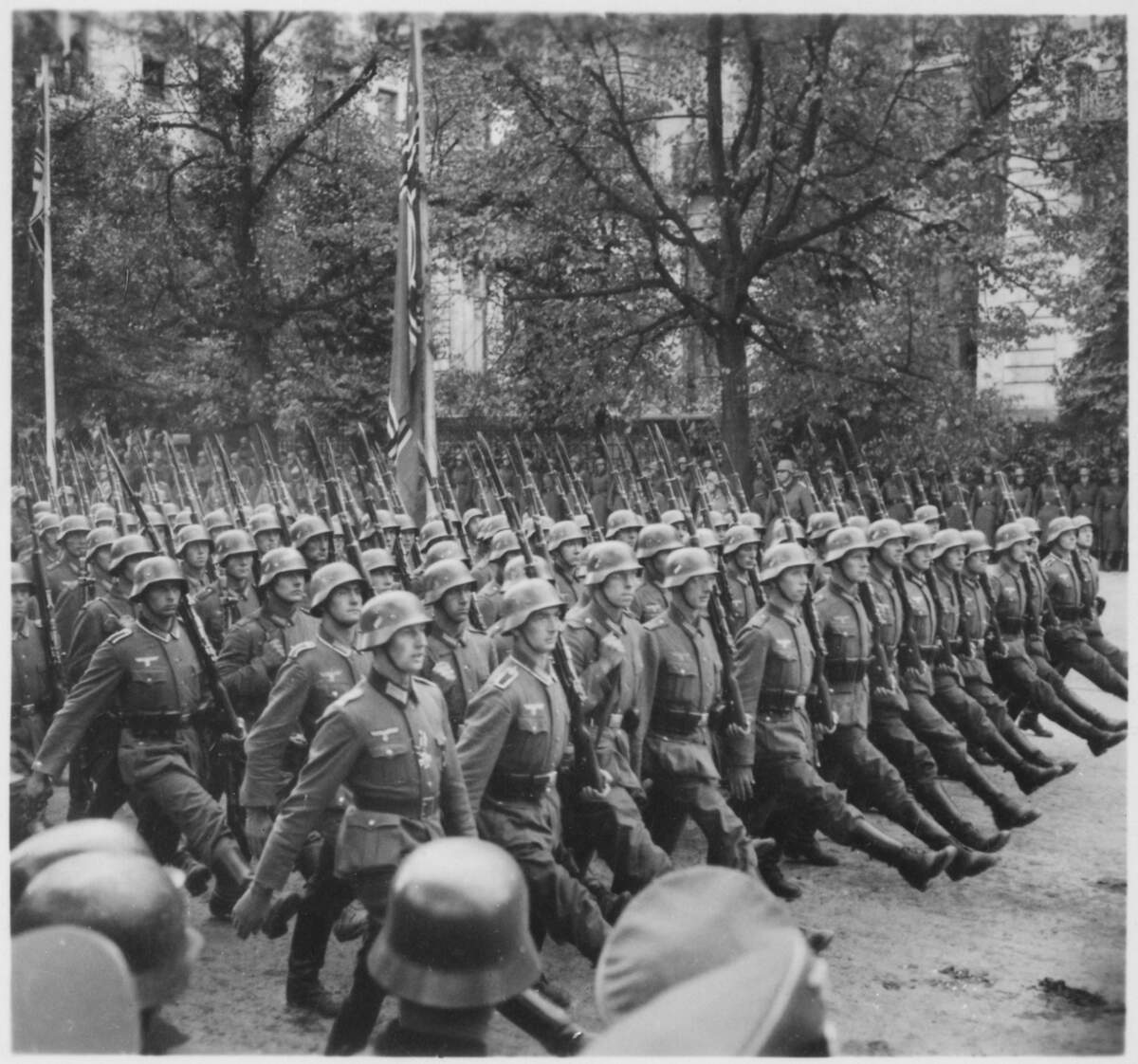 Défilé d’un détachement de l’Armée de terre allemande à Varsovie en septembre 1939. - U.S. National Archives and Records Administration