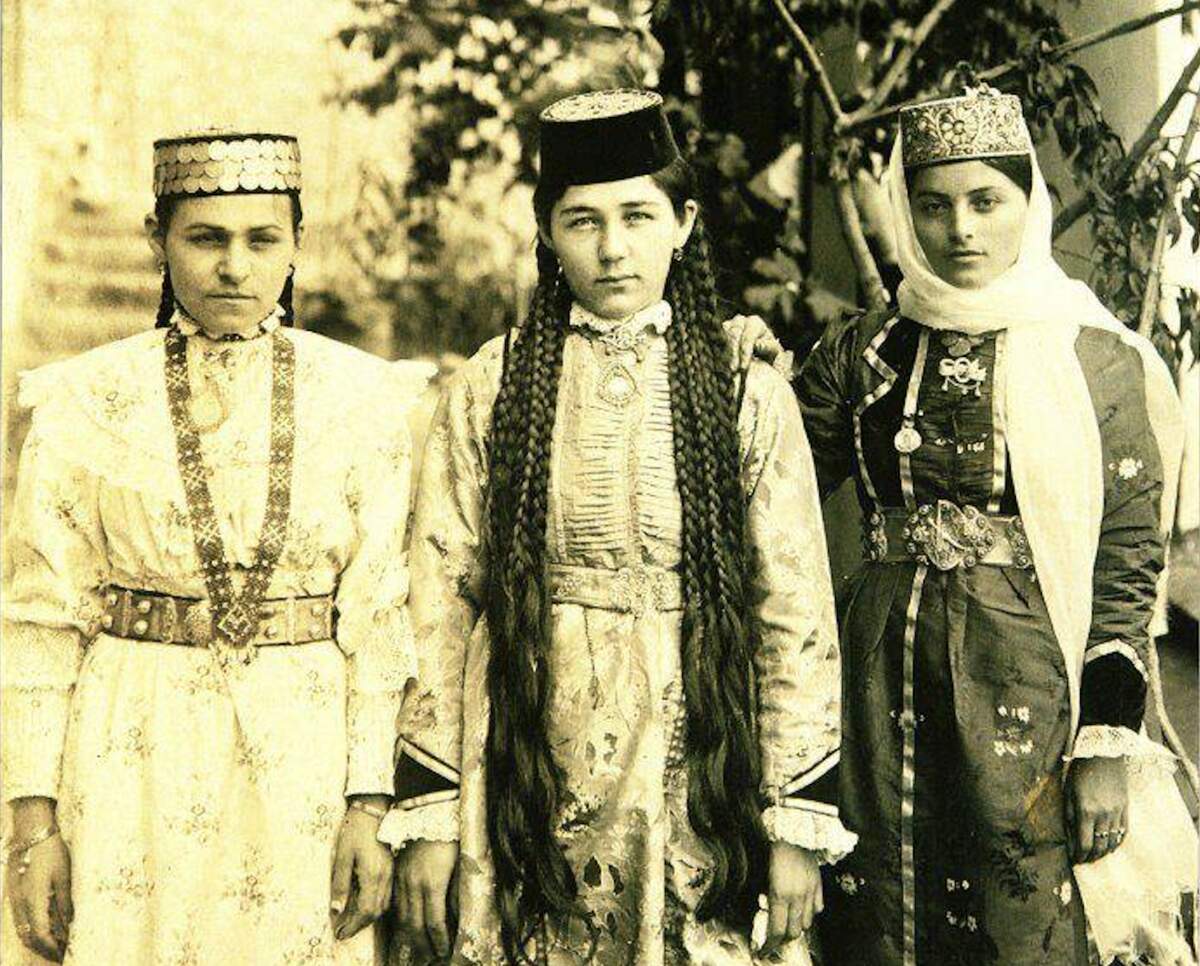 Trois jeunes Tatars de Crimée en vêtements traditionnels. Début XXe siècle. © 2025 Depo.ua