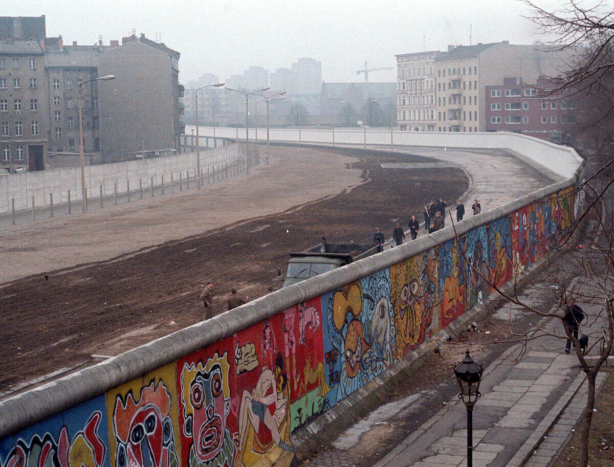 Le mur de Berlin en 1986. Cette photo a été prise en 1986 par Thierry Noir au Bethaniendamm à Berlin-Kreuzberg. Wikimedia