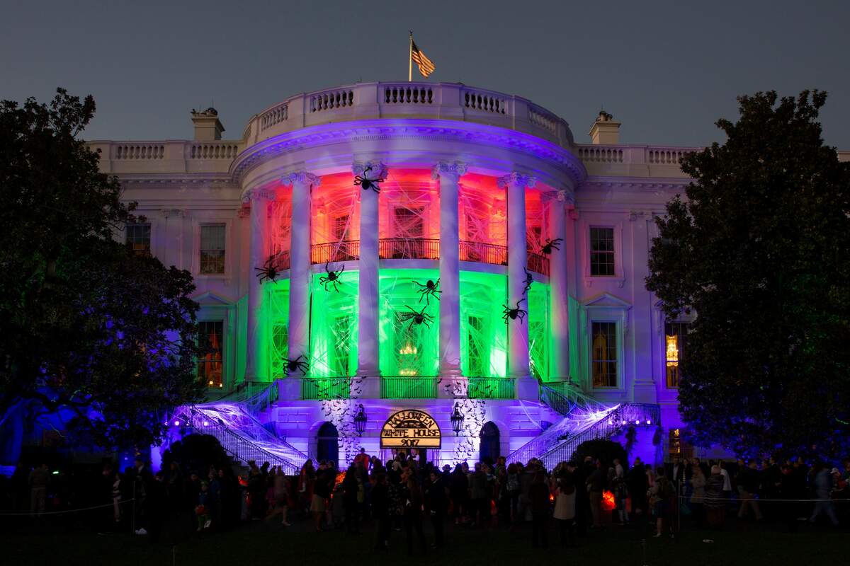 Photo : Keegan Barber via Wikimedia. Le président Trump et la Première dame Melania organisent Halloween à la Maison Blanche (2017)