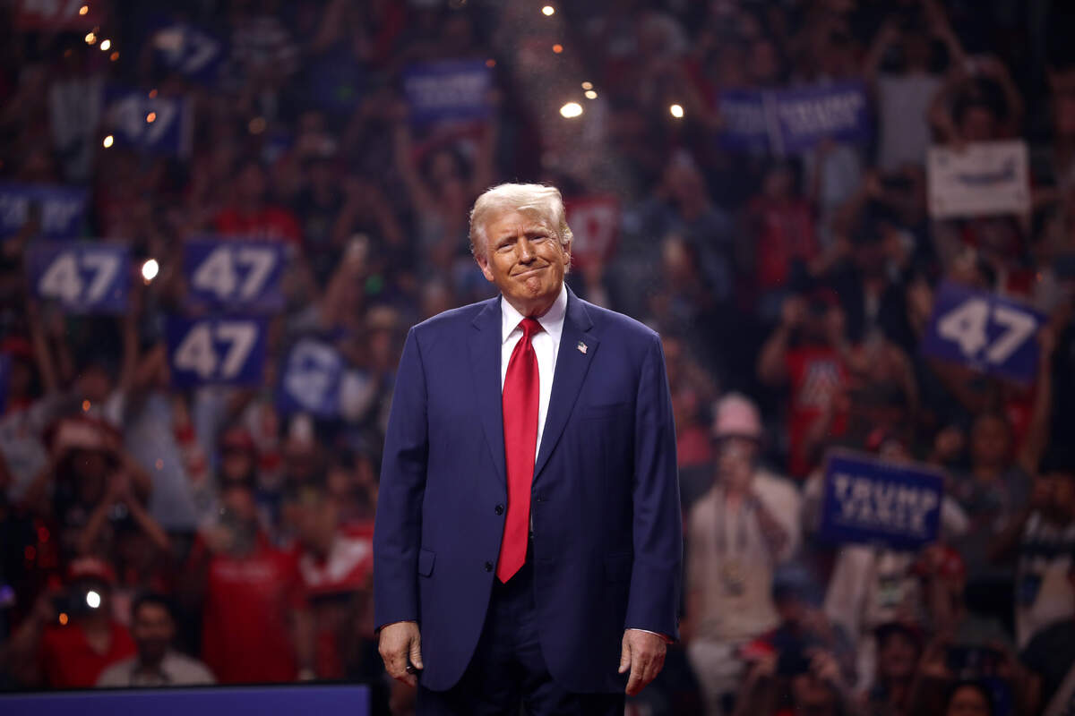 Donald Trump s’adressant aux participants d’un rassemblement « Arizona for Trump » au Desert Diamond Arena à Glendale, Arizona.© Gage Skidmore