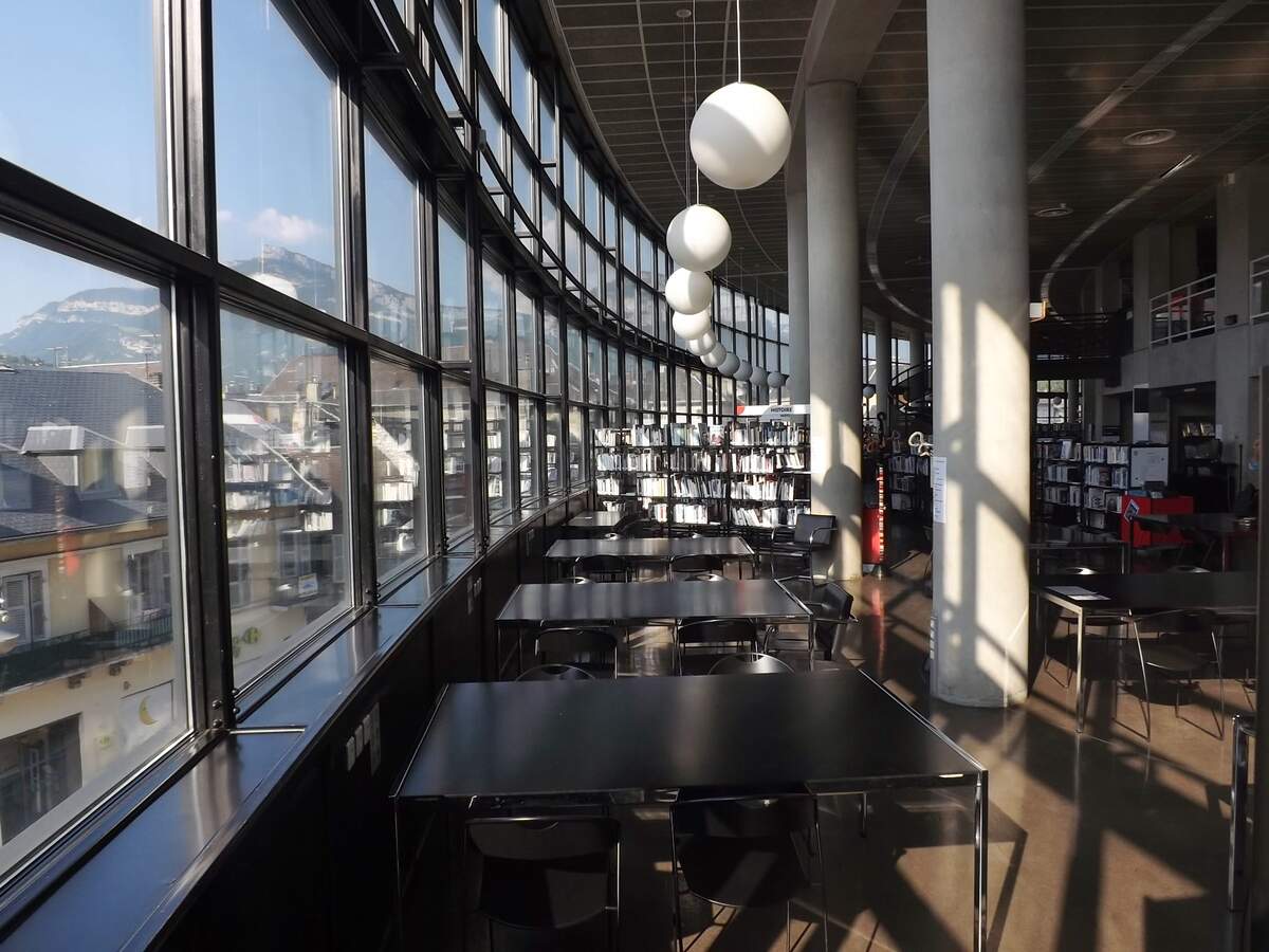 Vue intérieure du 2ème étage de la bibliothèque municipale Jean-Jacques Rousseau de Chambéry (photo Florian Pépellin)