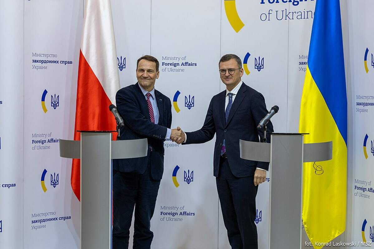 Les ministres des Affaires étrangères de la Pologne et de l’Ukraine, Dmytro Kouleba et Radosław Sikorski, en 2023 (photo du ministère des Affaires étrangères de la Pologne via Wikimedia)