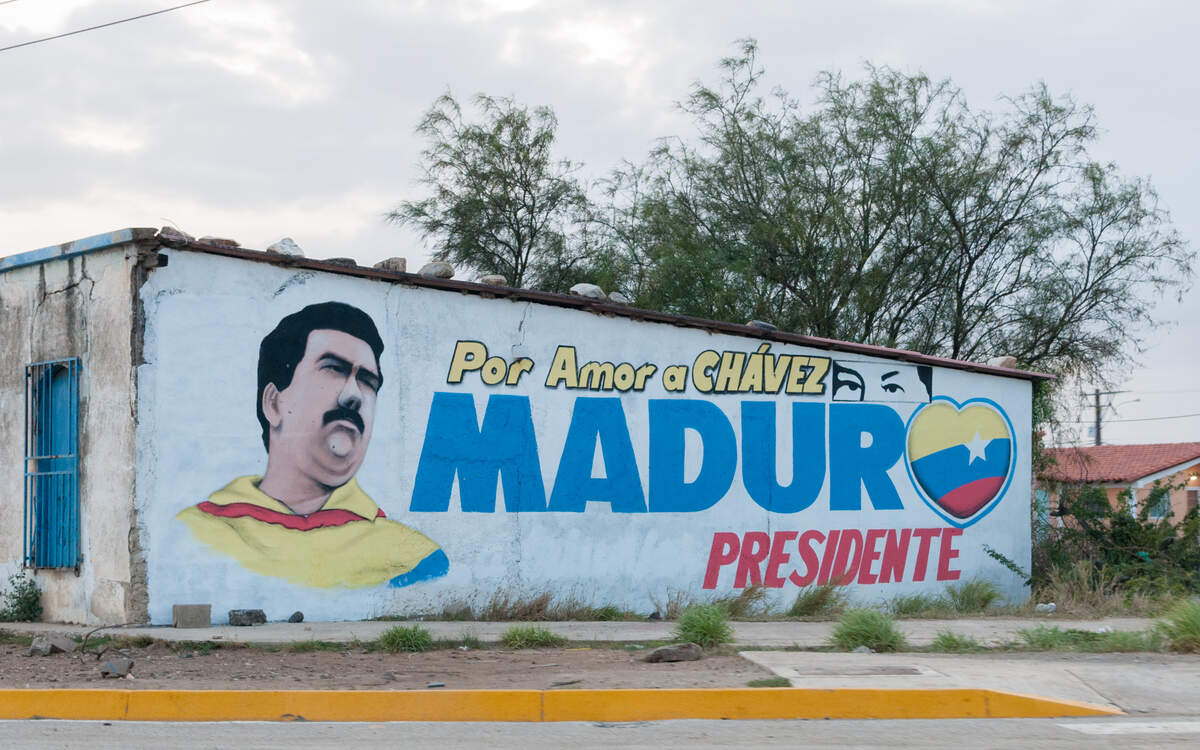 Campagne présidentielle de 2013, quelques mois après la mort de Chávez. « Pour l’amour de Chávez, président Maduro. »  Wilfredor via Wikimédia Creative Commons CC0 1.0 Universal Public Domain Dedication.