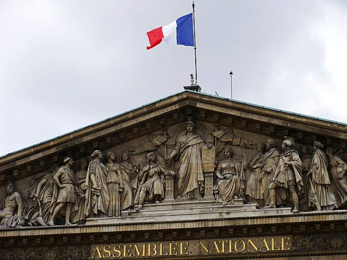 Fronton de l’Assemblée nationale (photo François Vanleene, 2009, via Wikimedia)