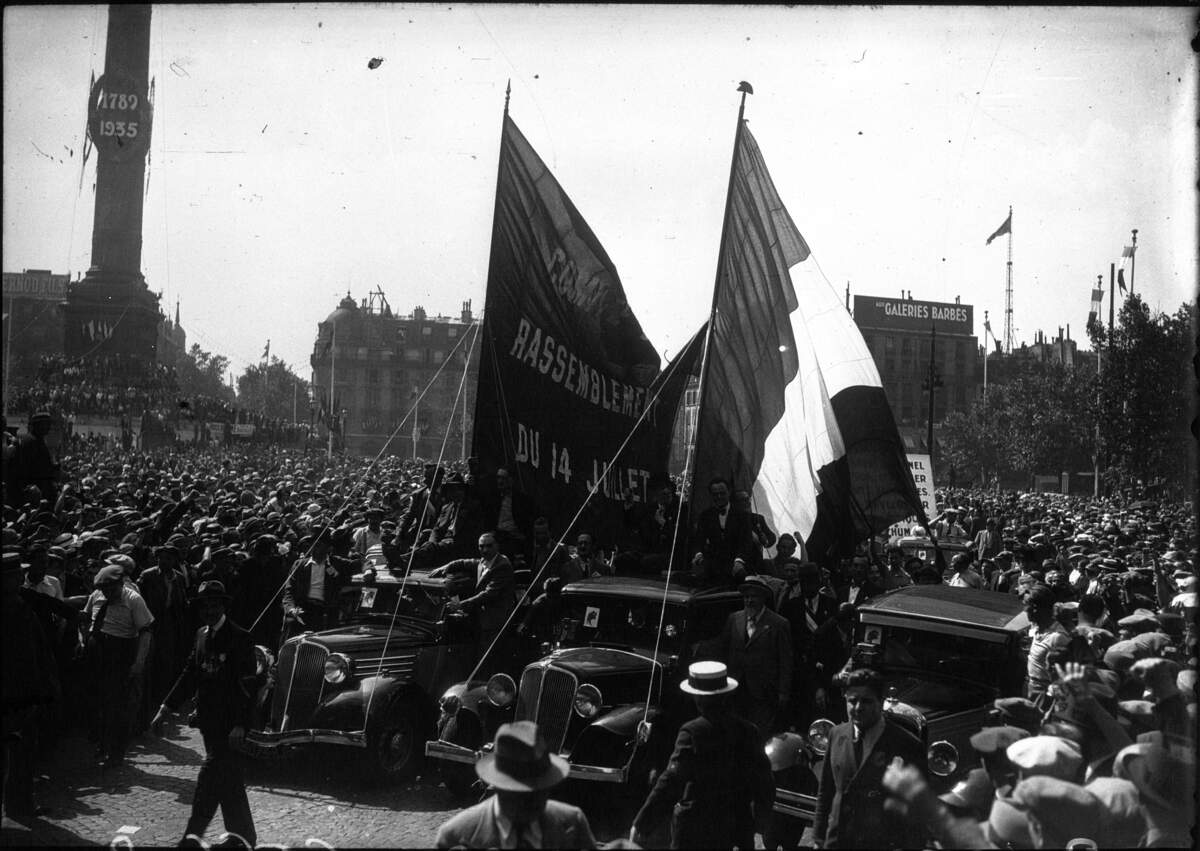 Manifestation du 14 juillet 1935, Paris, place de la Bastille (agence Meurisse, 1935, Paris, BnF). Par Agence de presse Meurisse   Cette image provient de la bibliothèque en ligne Gallica sous l’identifiant ARK btv1b90274205/f1, Domaine public, https://commons.wikimedia.org/w/index.php?curid=66536668