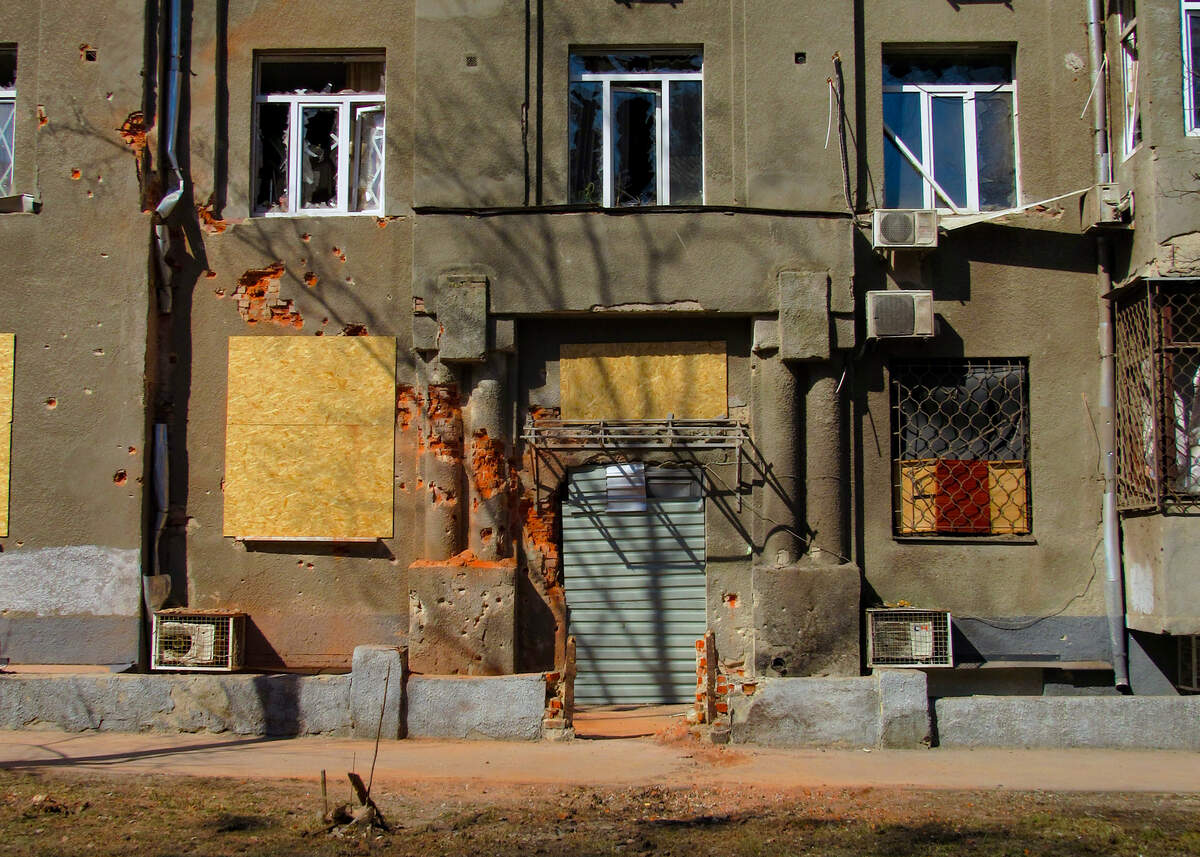 Les traces laissées par les missiles russes sur la maison Slovo. Crédit image CC BY-SA 4.0