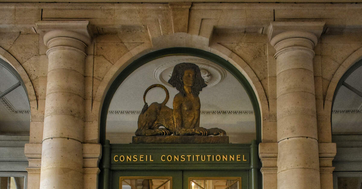 Le Sphinx au-dessus de la porte du Conseil Constitutionnel, Palais Royal, Paris. Crédit photo (découpée et recentrée) : CC BY-SA 4.0 DEED