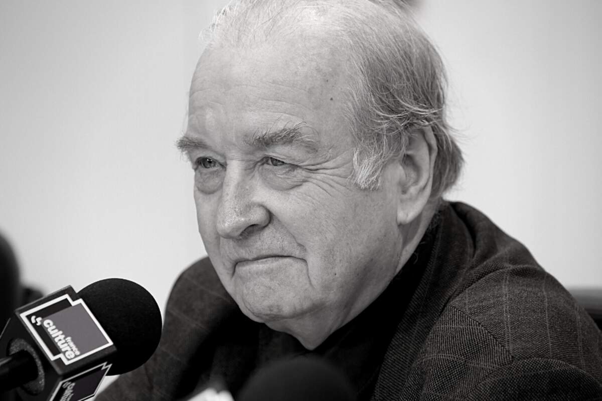 Michel Ciment, alors invité de l’émission radiophonique Tout arrive !, animée en direct du Salon du livre de Paris. 30 mars 2010. Georges Seguin (Okki) via Wikimedia Attribution-Share Alike 3.0 Unported, 2.5 Generic, 2.0 Generic and 1.0 Generic license.