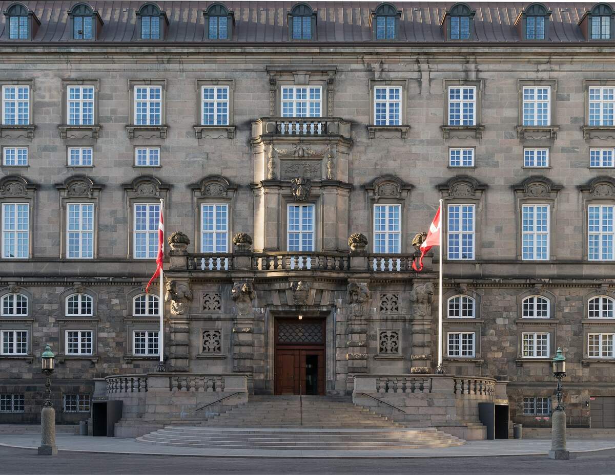 Entrée du Folketing au château de Christiansborg. Jebulon via Wikimedia Creative Commons CC0 1.0 Universal Public Domain Dedication