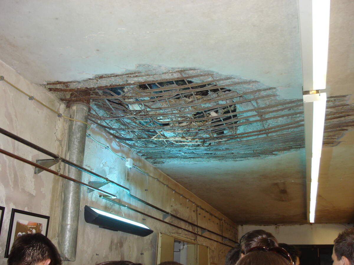 Un obus de l’Armée populaire yougoslave dans le plafond de l’hôpital de Vukovar, qui abrite désormais un mémorial de guerre (photo Seiya123, 2009, via Wikimedia)