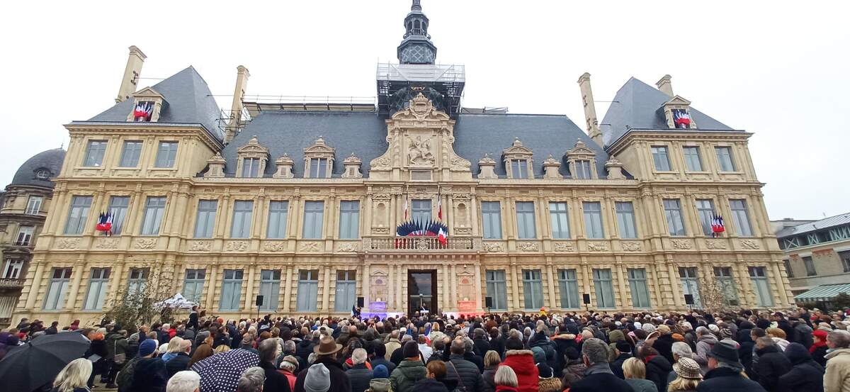 Marche du 12 novembre 2023 : rassemblement civique sur l’esplanade Simone Veil à Reims. Crédit : G.Garitan CC BY-SA 4.0 via Wikimedia.