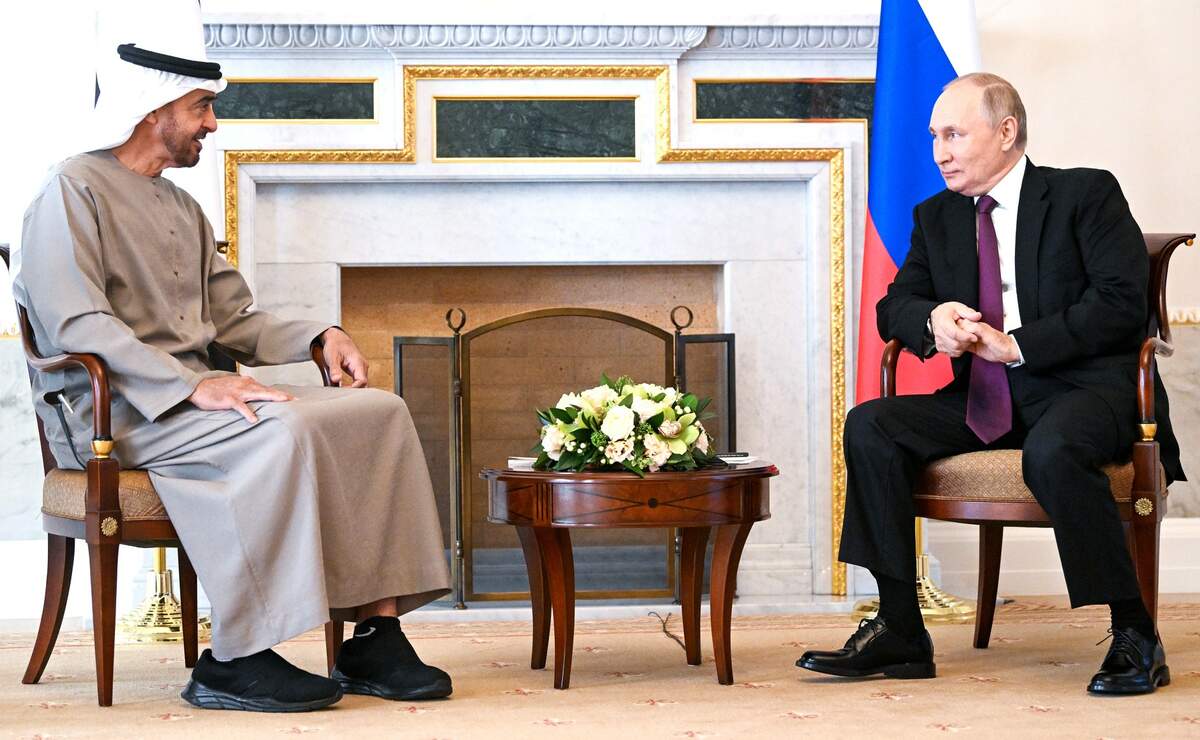 Vladimir Poutine avec le président des Émirats arabes unis Mohammed ben Zayed, à Saint-Petersbourg en octobre 2022