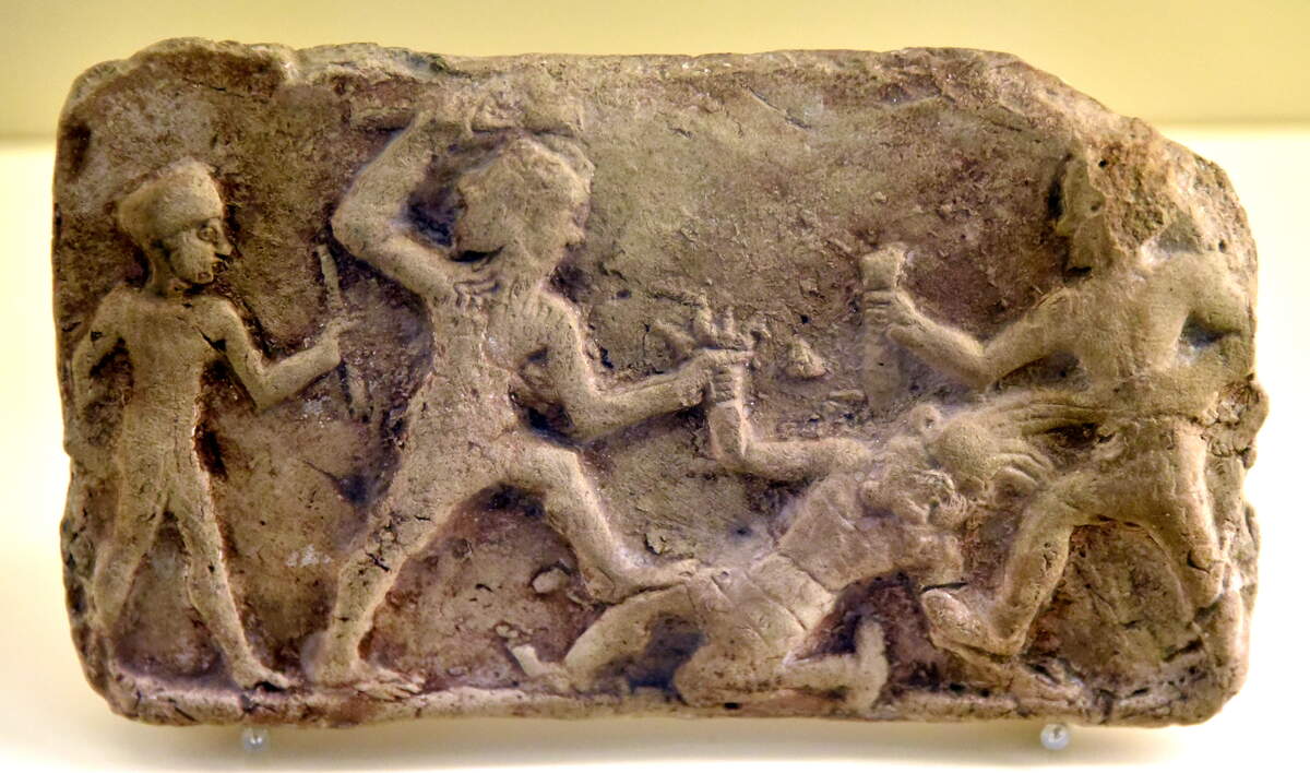 Gilgamesh et Enkidu tuant Humbaba dans la forêt de cèdres. En provenance de l’Irak; achat. 19e-17e siècle avant notre ère. Musée Vorderasiatisches, Berlin, Allemagne. Osama Shukir Muhammed Amin FRCP(Glasg) via Wikimédia