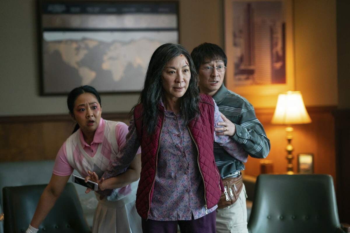 « Everything Everywhere All at Once » - Stephanie Hsu, Michelle Yeoh, Ke Huy Quan · Copyright Leonine