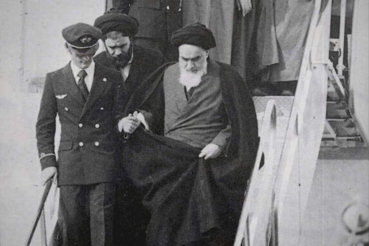 L’ayatollah Khomeyni arrive à l’aéroport international Mehrabad le 1er février 1979 après 14 ans passés en exil. Via Wikimédia