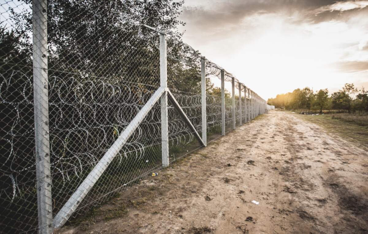 Barrière érigée sur la frontière serbo-hongroise par les autorités hongroises en réponse à l’immigration de masse qui a eu lieu en 2015. Bőr Benedek via Wikimédia