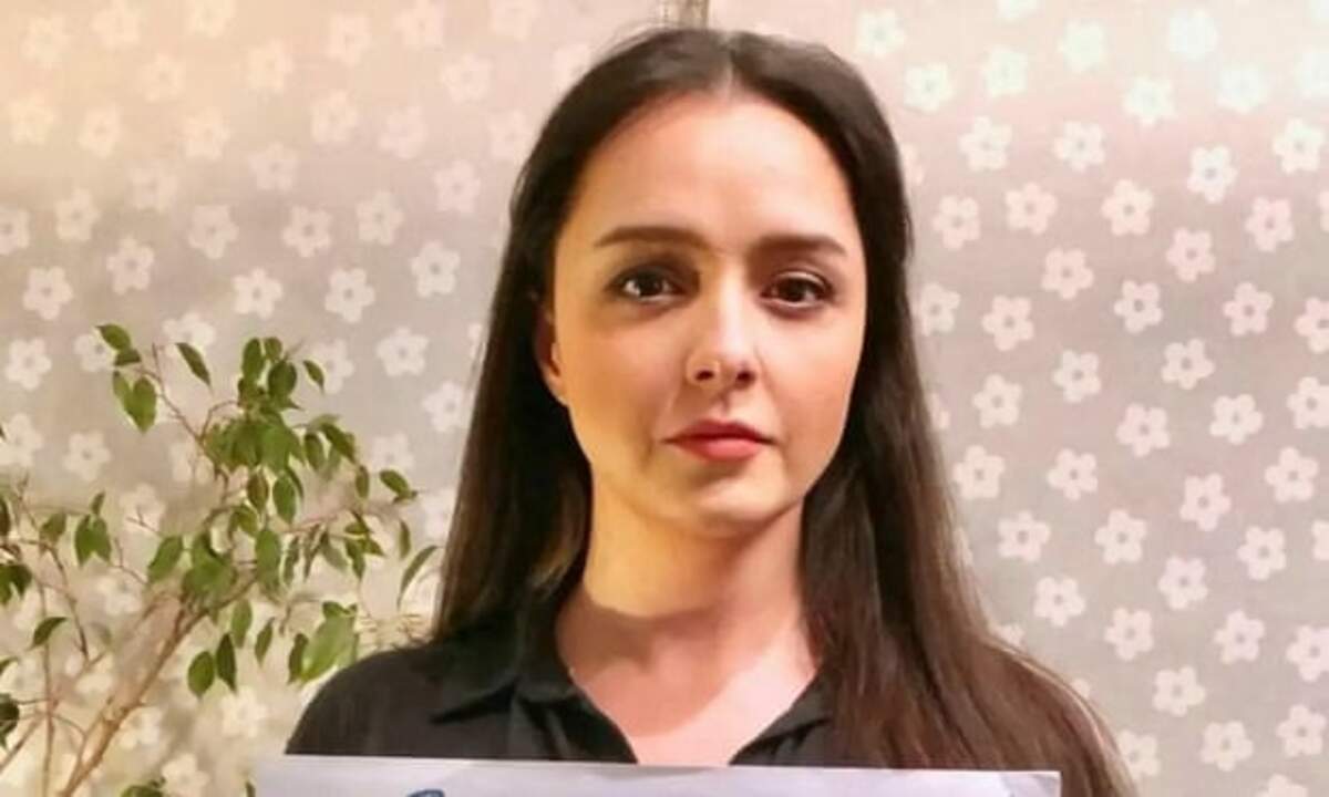 Taraneh Alidousti publie une photo d’elle sans voile, tenant entre ses mains le slogan de la révolution iranienne : « Femme, vie, liberté ! » 