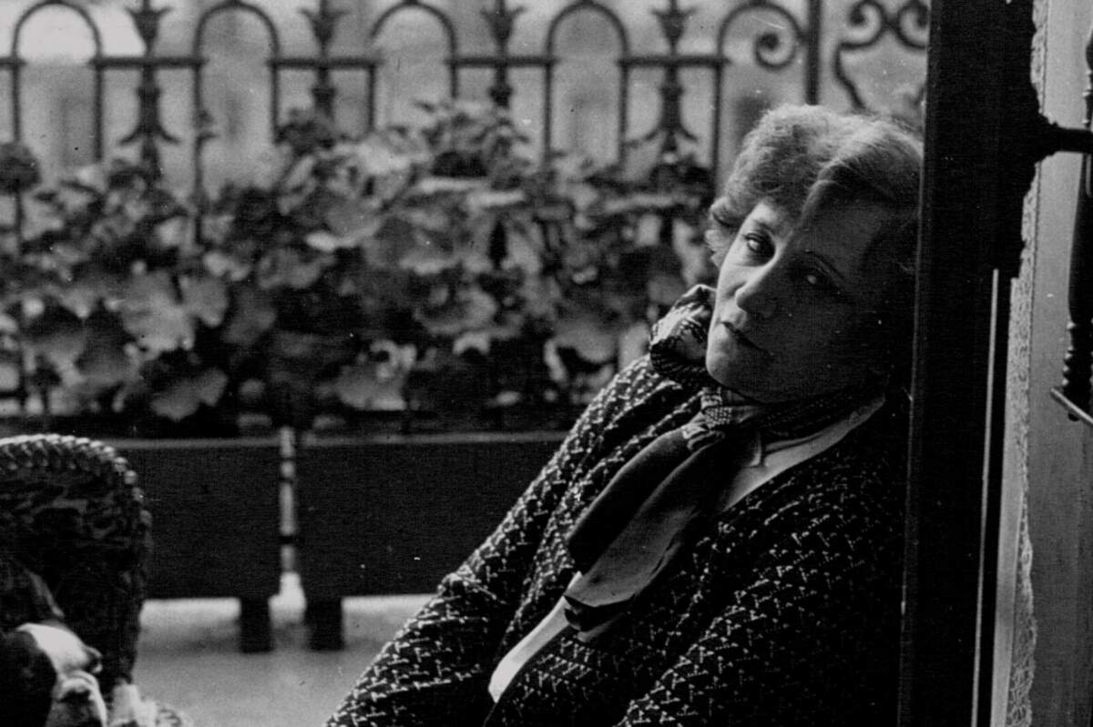 Colette dans son appartement de l’hôtel Claridge, du no 74 avenue des Champs-Élysées à Paris, en 1932. Agence de presse Mondial Photo-Presse   Bibliothèque nationale de France