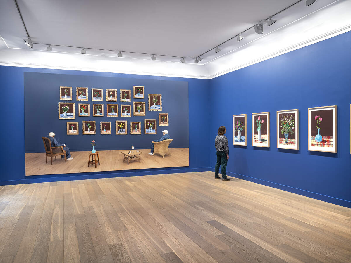 Installation image of « David Hockney: 20 Flowers and Some Bigger Pictures » at Galerie Lelong & Co. Paris © David Hockney / Photo credit: Fabrice Gibert