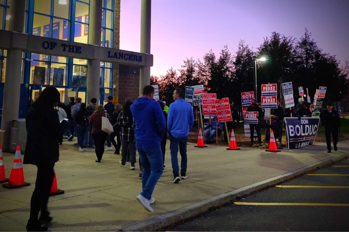 Électeurs faisant la queue pour entrer dans le bureau de vote, New Hampshire, États-Unis, 2022. Sdkb via Wikimédia