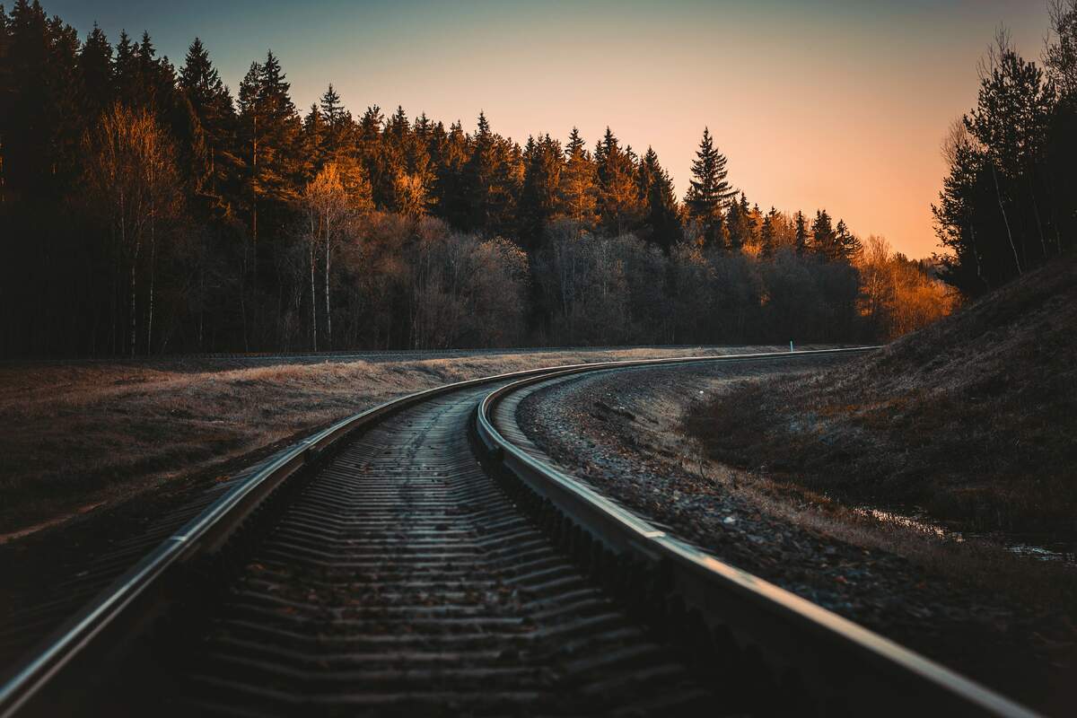 Voie ferrée dans la région de Vitebsk, Biélorussie. Photo via Unsplash