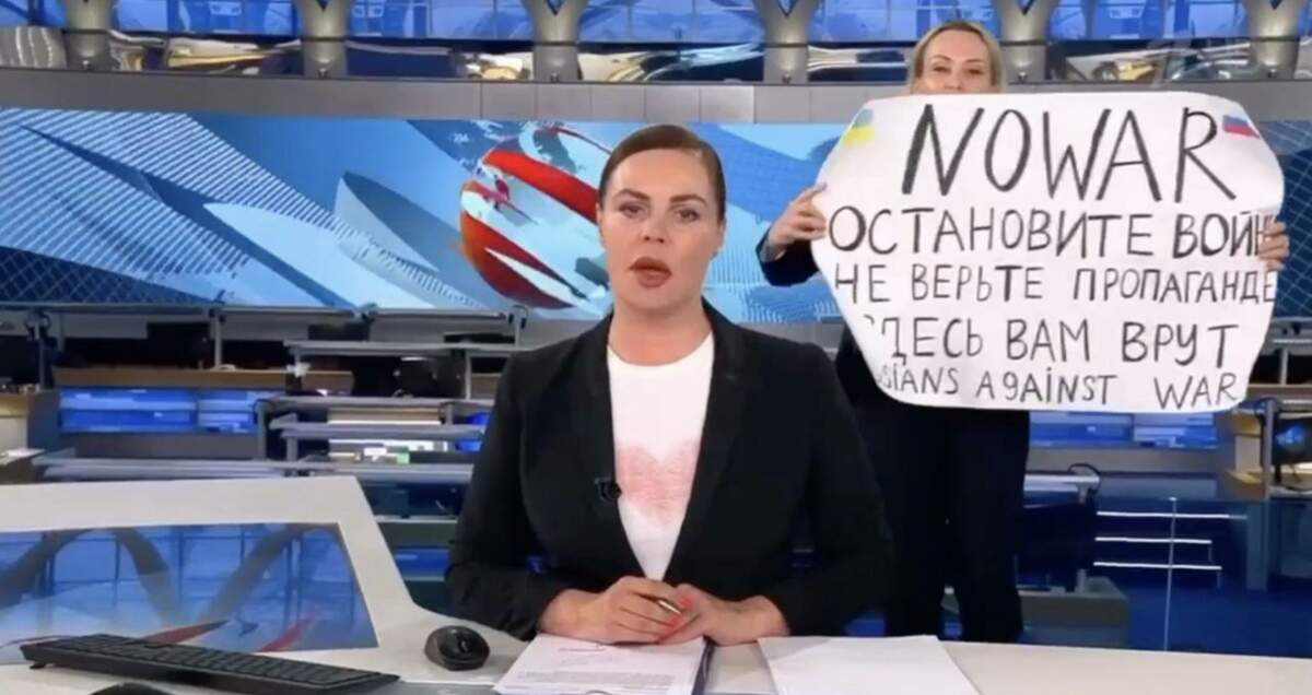 « Non à la guerre. Ne croyez pas la propagande. On vous ment, ici […] Les Russes sont contre la guerre. » (Marina Ovsiannikova)