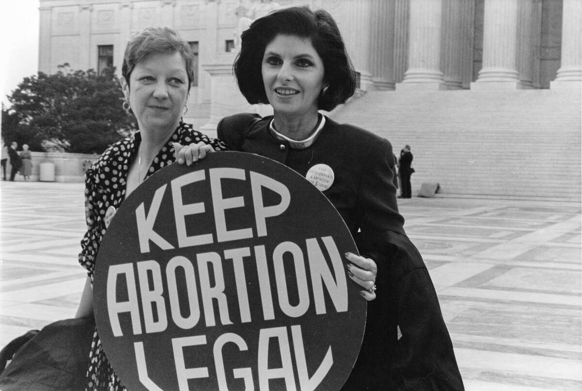 Norma Leah Nelson McCorvey en 1973 (à gauche), également connue sous le pseudonyme de « Jane Roe ».