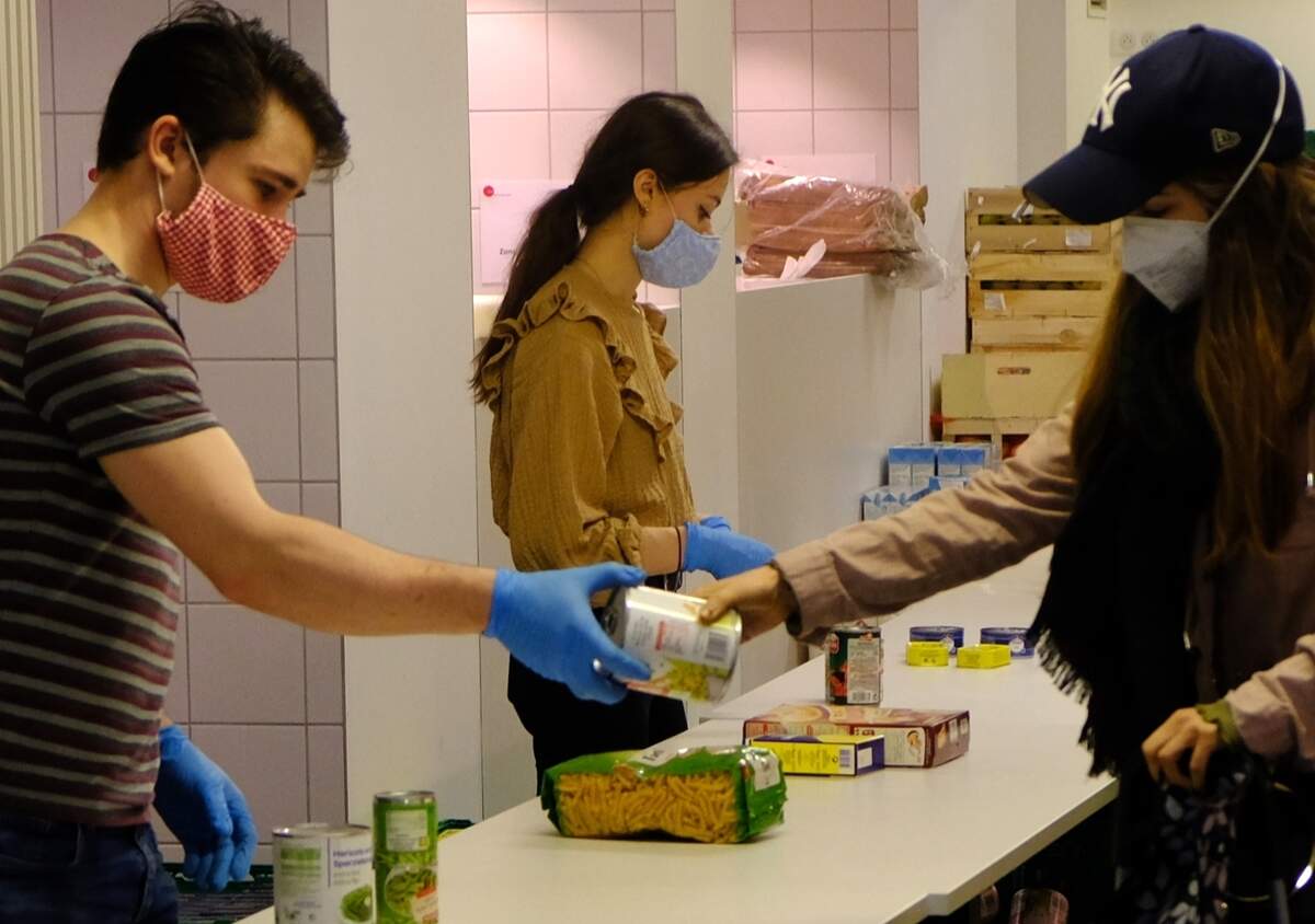 Distribution alimentaire à Strasbourg, avril 2020. Crédits : Rue89 Strasbourg, Flickr. 