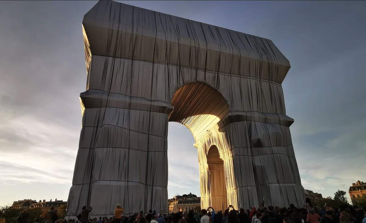  Arc de Triomphe emballé par Christo et Jeanne-Claude · Photo : Makri27 via Pixabay