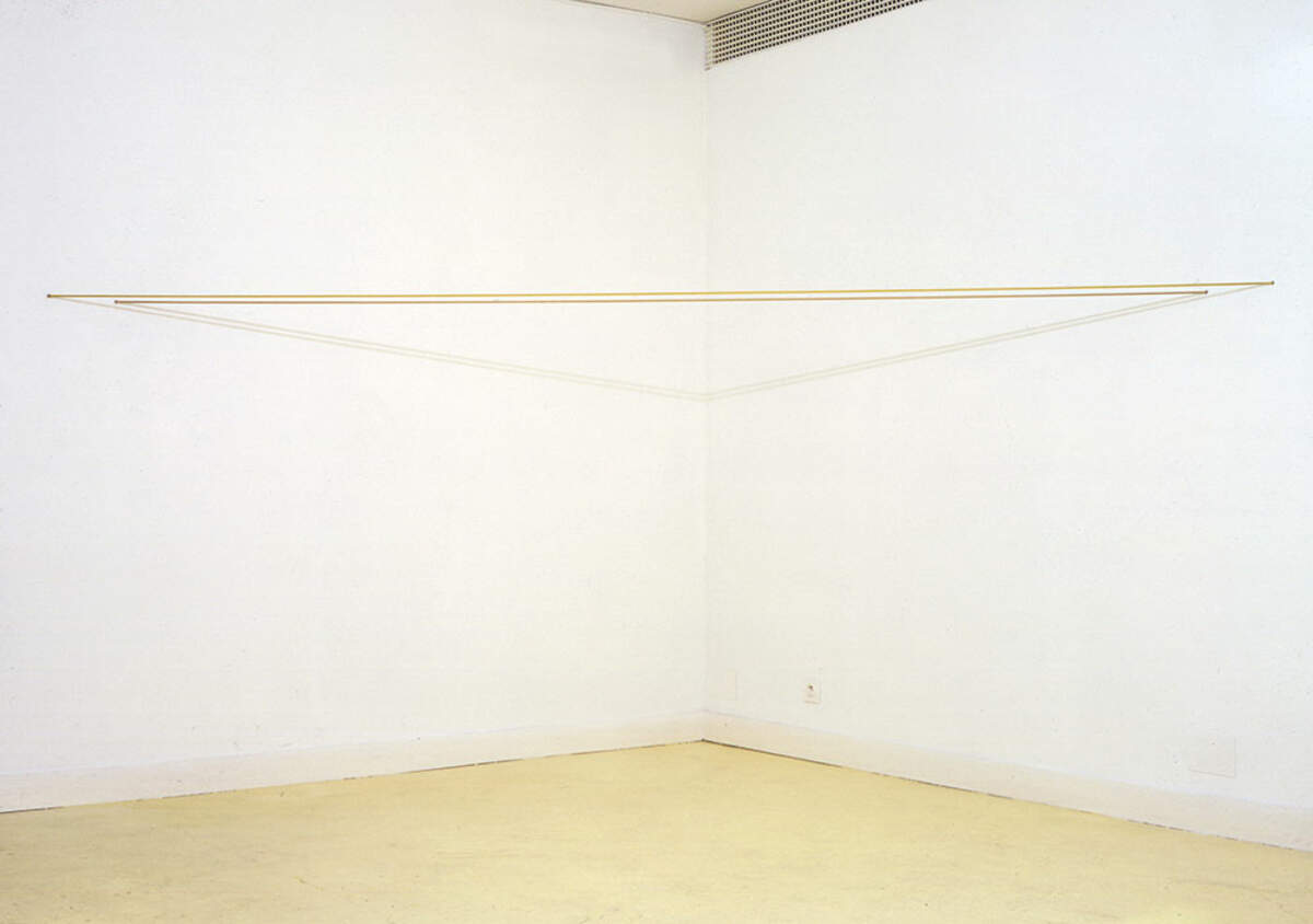 Fred Sandback, Sans titre (Deux cordes de couleur jaune oxydé et terre de Sienne pure), 1972