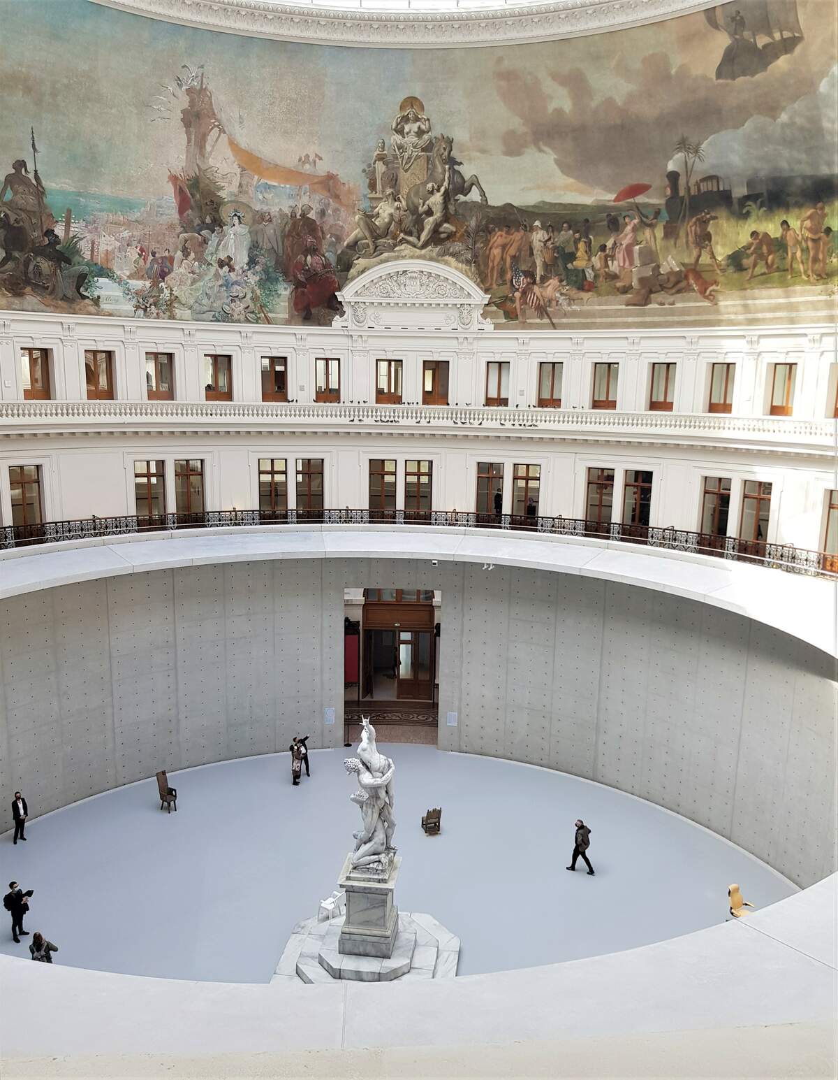 Exposition « Ouverture », Bourse du commerce -Pinault Collection. Vue depuis le troisième niveau. Dans le silo central, « Untitled », 2011-2020, © Urs Fischer. Photo Jean-François Bouthors