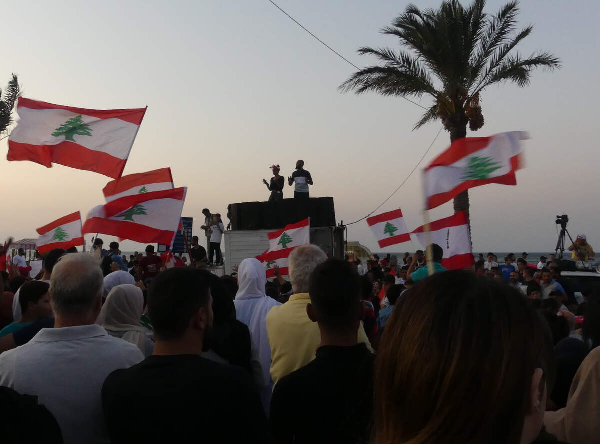 Des manifestants à Tyr / Sour, dans le sud du Liban, applaudissent une chanteuse lors de manifestations non sectaires contre la corruption gouvernementale et les mesures d’austérité qui ont débuté dans tout le pays le 17 octobre 2019. | Photo : Roman Deck