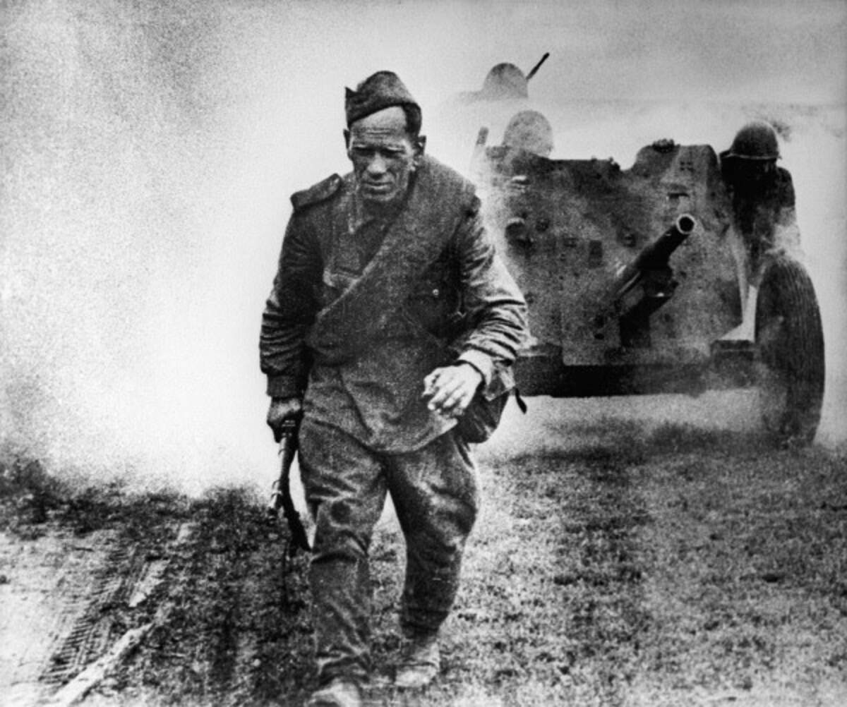 Fantassin de l’Armée rouge et canon anti-char de 45 mm M1937 (53-K) en 1943 | Photo : Israel Ozersky | Attribution : RIA Novosti archive, image #997 / Ozersky / CC-BY-SA 3.0