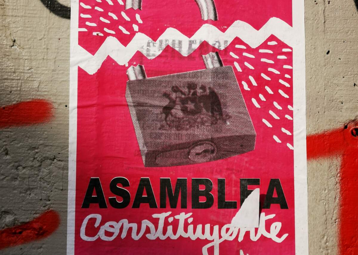 Affiche en faveur d’une assemblée constituante lors des manifestations de novembre 2019 à Santiago au Chili. Photo : Warko via Wikimedia (CC BY-SA 4.0)