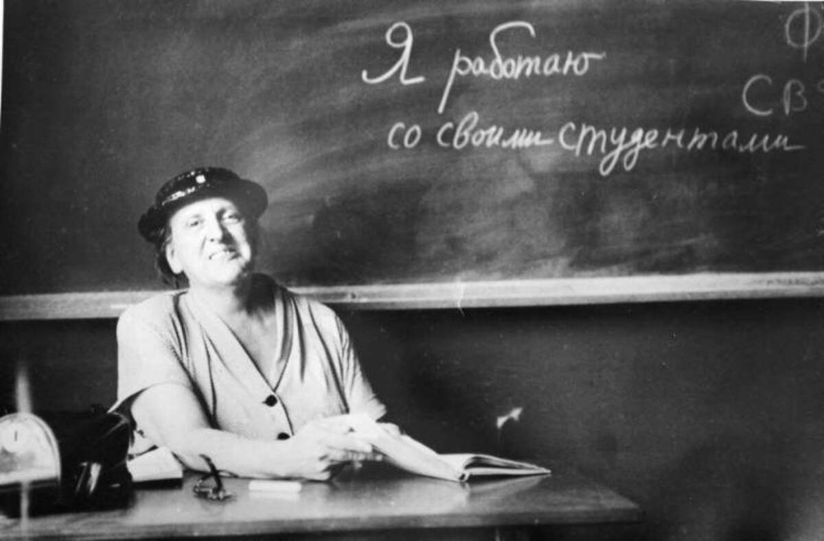 Hélène Iswolsky en train d’enseigner (sans date, collections Helen Gallagher McHugh)