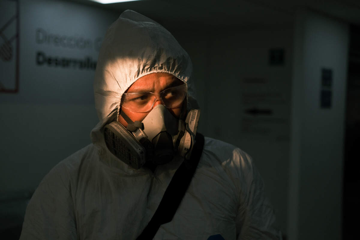 Un travailleur en combinaison désinfecte les bureaux publics de l’hôtel de ville de Cuauhtémoc à Mexico, en raison de l’épidémie de COVID-19. Photo : EneasMx (CC BY-SA 4.0) Wikimédia 2020.